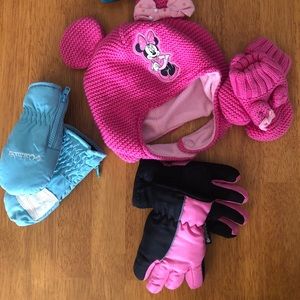 Hat and gloves/mitten bundle